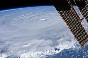 2010-hurricane-earl-from-space-01